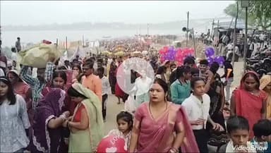 चुनार: छठ व्रत: गाजे-बाजे के साथ चुनार के बालू घाट पर सूर्य को अर्घ्य देने पहुंची महिलाएं, पूजन कर घर लौटने का वीडियो आया सामने