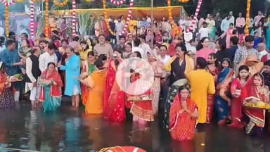 खंडवा नगर: लोक आस्था के महापर्व पर उगते सूरज को दिया अर्घ्य, गणगौर घाट बना गंगा तट, सांसद, विधायक, महापौर व एसपी मौजूद