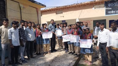 सांदीपनि विद्यालय उदयपुरा में बस ग्राम भाडोन न पहुंचने पर छात्रों ने तहसीलदार महोदय को कलेक्टर  के नाम ज्ञापन सौंपा।