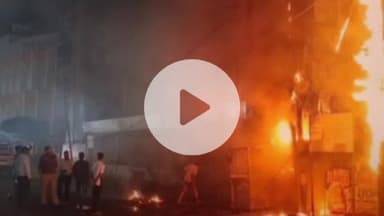 कानपुर: छावनी थाना क्षेत्र के अंतर्गत हीर पैलेस टॉकीज के सड़क किनारे रखी गुमटी में लगी आग