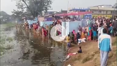 कैरो: कैरों प्रखंड के विभिन्न छठ घाटों पर व्रतियों ने उदयमान सूर्य को अर्घ्य अर्पित कर महापर्व का समापन किया