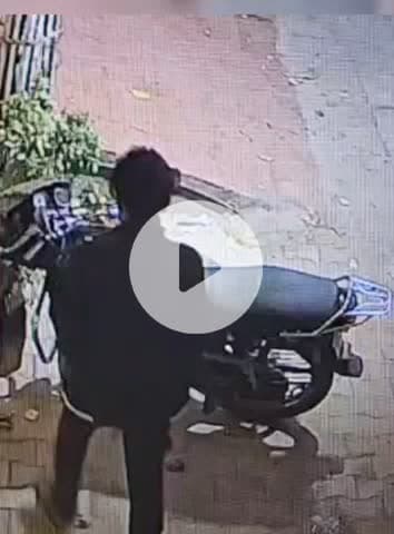 अलवर: दयानंद नगर में मकान के बाहर खड़ी बाइक का लॉक तोड़कर दो बदमाश हुए फरार, घटना सीसीटीवी में कैद