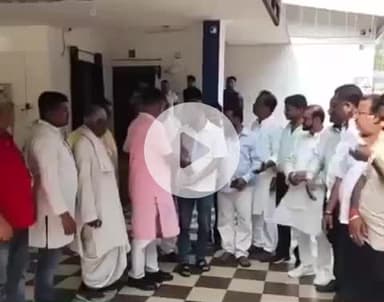 चास: मृतक अजय यादव उर्फ सोनू के हत्यारे की गिरफ्तारी के लिए बोकारो के पूर्व विधायक कई नेताओं के साथ बोकारो उपायुक्त से मिले