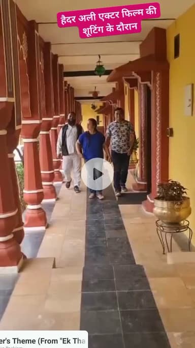 हैदर अली एक्टर अली बाबा 40 भूत फिल्म की शूटिंगके दौरान ओरछामे एन्जॉय करते हुए।ऊपर वाले के कर्म ये मेरी  19 वी फिल्म है