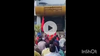 पीथमपुर: सेक्टर तीन स्थित पी.ई.बी. लॉयड के श्रमिकों के परिजन श्रम कार्यालय विकास भवन पहुंचे