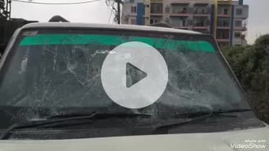 देवघर: देवघर के शीतल मल्लिक रोड पर अज्ञात युवक ने श्रद्धालु की स्कॉर्पियो का शीशा तोड़ा