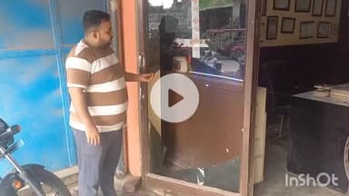 हरदोई: दो सांडों की लड़ाई डॉक्टर के क्लीनिक पर पहुंची, गेट का टूटा शीशा, कंपाउंडर ने भागकर बचाई अपनी जान, बावन रोड का मामला