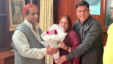 रामपुर: बुधवार को जेल रोड स्थित आवास पर समाजवादी पार्टी के नेता इरफान सोलंकी ने आजम खान से की मुलाकात