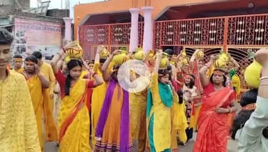 गिरिडीह: शीतलपुर में कार्तिक उद्यापन सह भागवत कथा यज्ञ और शुभ उपनयन संस्कार के उपलक्ष्य में भव्य कलश यात्रा निकाली गई