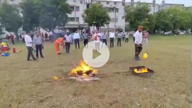लाडपुरा: अग्निशमन विभाग के कर्मचारियों ने मेडिकल कॉलेज अस्पताल में आग लगने पर बचाव के उपायों की दी जानकारी