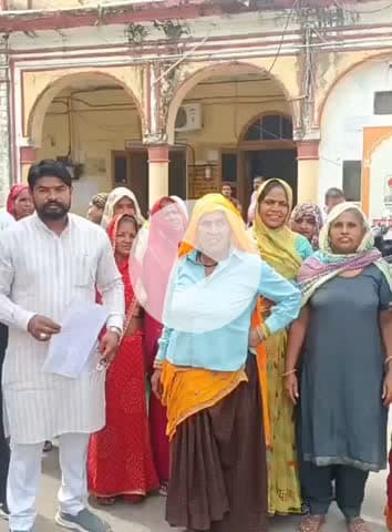 अलवर: सीवरेज की शिकायत लेकर नगर निगम पहुंचे वार्ड 42 के लोग, बोले- गंदा पानी सड़कों पर बहता है, आंदोलन करेंगे