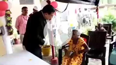 चास: बोकारो डीसी ने सोलांगडीह में वृद्धाश्रम का जायजा लिया, वृद्धों का कुशल-क्षेम जाना