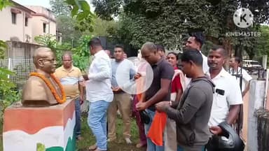 घाघरा: स्व. कार्तिक उरांव जयंती पर कांग्रेसियों ने घाघरा ब्लॉक परिसर स्थित उनकी प्रतिमा पर किया माल्यार्पण