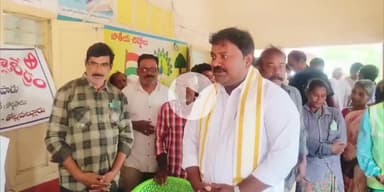 పామర్రు: బొడ్డపాడులో పునరావాస కేంద్రాన్ని పరిశీలించిన ఎమ్మెల్యే కుమార్ రాజా