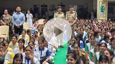 झांसी: पुलिस अधीक्षक नगर और सहायक पुलिस अधीक्षक क्षेत्राधिकारी सदर ने ब्लू बेल्स स्कूल में साइबर जागरूकता के तहत किया जागरूक