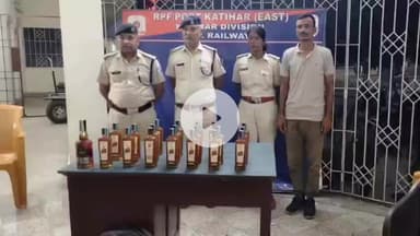 कटिहार: बारसोई रेलवे स्टेशन पर जांच के दौरान 22 लीटर विदेशी शराब बरामद, तस्कर भागने में सफल रहा