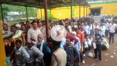 सागर नगर: नरयावली विधानसभा क्षेत्र: मकरोनिया में खाद के लिए परेशान किसान, सुबह से लाइन में लगने से हाल बेहाल