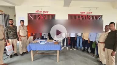 रक्सौल: पलनवा थाना क्षेत्र के ग्राम डिवानीपुल में वाहन जांच के दौरान 11 व्यक्तियों को शराब पीने के आरोप में किया गया गिरफ्तार