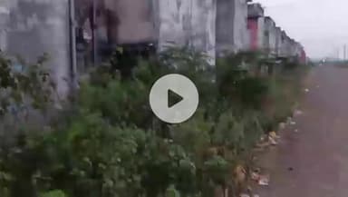 खंडवा नगर: शिवराज नगर मल्टी की हालत दयनीय, प्लास्टर गिरने लगे, निगम के नेता प्रतिपक्ष पहुंचे