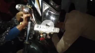 बीना: महादेव खेड़ी रेलवे स्टेशन के पास झाड़ियों में छुपी मिली मोटरसाइकिल, पुलिस मौके पर पहुंची