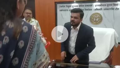 रामपुर: रामपुर के नए जिलाधिकारी अजय कुमार द्विवेदी पहले दिन अपने कार्यालय पहुंचे, अफसरों ने बुके देकर अपना परिचय दिया