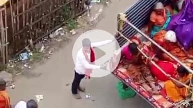 देवघर: भुरभुरा मोड़ पर बाइक सवार युवक ने श्रद्धालुओं से भरी गाड़ी के चालक से की मारपीट, वीडियो वायरल
