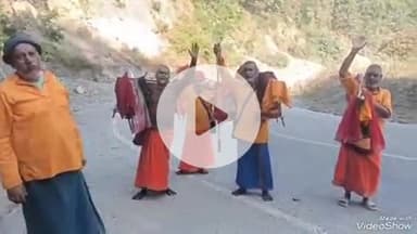 देवघर: "बाबा नगरिया दूर है जाना जरूर है"का संकल्प लिए गंगोत्री से पैदल यात्रा पर निकले देवघर के कांवरियों का जत्था पहुंच ऋषिकेश