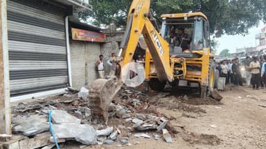 गुड़ी में प्रशासनिक एक्शन LIVE – अतिक्रमण पर चला बुलडोज़र