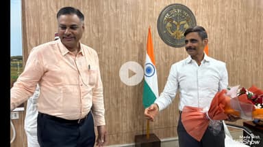 मिर्ज़ापुर: विंध्याचल मंडल के नवागत आयुक्त राजेश प्रकाश ने कार्यभार ग्रहण किया, अधिकारियों ने बुके देकर किया स्वागत