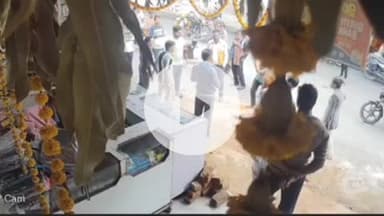 झांसी: झांसी कानपुर हाईवे की सर्विस रोड पर अतिक्रमण हटाने पहुंची टीम के सामने दो दुकानदारों के बीच हुई मारपीट, वीडियो हुआ वायरल