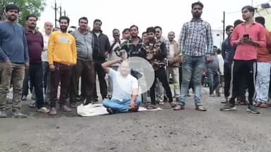 बीना: नई बस्ती ओवर ब्रिज पर पार्षद ने स्थानीय लोगों के साथ प्रदर्शन किया, प्रशासन के खिलाफ जमकर की नारेबाजी