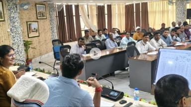 गिरिडीह: उपायुक्त रामनिवास यादव ने डीसी ऑफिस में कल्याण विभाग की योजनाओं की गहन समीक्षा की