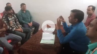 रक्सौल: रक्सौल उप डाकघर के सभागार में डाक अधीक्षक डॉ. आशुतोष आदित्य की अध्यक्षता में सभी कर्मियों की बैठक