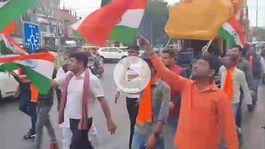 झांसी: लोहा पुरुष सरदार वल्लभभाई पटेल की 150वीं जयंती पर मेडिकल कॉलेज से निकाली गई तिरंगा यात्रा व वाहन यात्रा