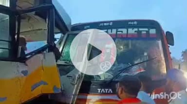 नानपारा: नानपारा हाईवे पर दो बसों की टक्कर, ड्राइवर घायल, ओवर टेक करने के दौरान हुआ हादसा