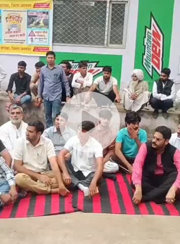 अलवर: अलवर में युवक के मर्डर मामले में जिला अस्पताल में प्रदर्शन, आरोपियों के घरों पर बुलडोजर चलाने की मांग