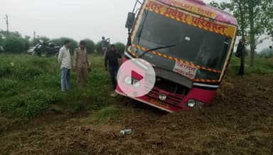 रामपुर: लखनऊ से देहरादून जा रही रोडवेज बस उदयराज मड़ैया गांव के पास स्टेरिंग फेल होने से गड्ढे में धसी, सभी यात्री बाल-बाल बचे