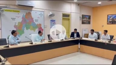 झालरापाटन: मिनी सचिवालय में कॉफी विद डीईओ कार्यक्रम आयोजित, निबंध प्रतियोगिता में सफल प्रतिभागियों को सम्मानित किया गया