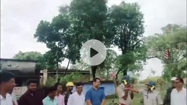 बेरमो: खुदीबेड़ा में विवादित भूमि पर कार्यपालक दंडाधिकारी की मौजूदगी में सड़क निर्माण कार्य शुरू, सरना झंडे को दिया सम्मान