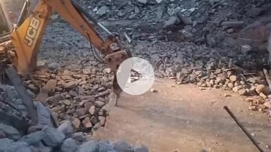 रामपुर: मालगोदाम तिराहे के निकट तीसरे दिन अवैध अतिक्रमण हटाने का अभियान जारी, एक जेसीबी से हटाया जा रहा है अवैध अतिक्रमण