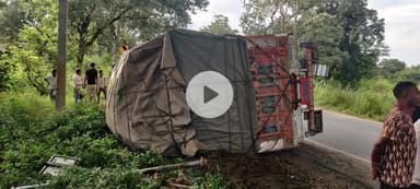 कोलेबिरा: कोलेबिरा में फलों से लदा ट्रक पलटा, एक व्यक्ति घायल