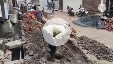 खुरई: सीवर लाइन निर्माण में नाबालिग बच्चों से मजदूरी, नाली में डाला सीवर पाइप