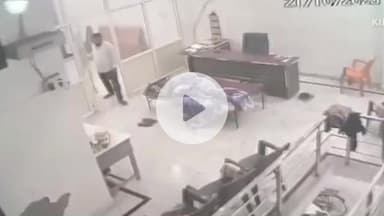 शाहजहांपुर: सदर बाजार के चमकनी बहादुरगंज मोहल्ले में घर के अंदर सो रहे व्यक्ति के करीब ₹70 हजार चोरी, घटना सीसीटीवी में कैद हुई