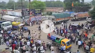 खंडवा नगर: ट्रैक निकालने के नाम पर अवैध वसूली, व्यापारी और जनप्रतिनिधि धरने पर बैठे