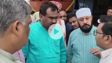 खंडवा नगर: खंडवा में आरटीओ और जनप्रतिनिधि में हुई तू-तू मैं-मैं, सड़क पर बैठकर सुनी जनता की शिकायतें, एफआईआर की धमकी से बढ़ा हंगामा