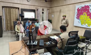 हरदोई: बारिश में भीगते हुए फरियादी पहुंचे पुलिस ऑफिस, एसपी सहित अधिकारियों ने सुनी उनकी शिकायतें