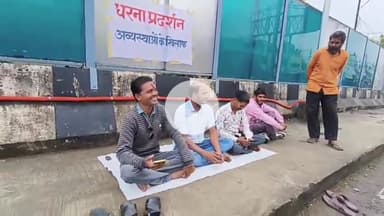 बीना: नई बस्ती: ओवर ब्रिज के गड्ढों से परेशान पार्षद युवाओं संग अनशन पर बैठे, क्षतिग्रस्त सड़क पर गिरा बाइक सवार