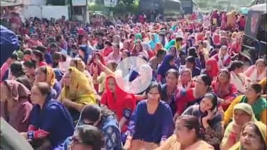 देहरादून: देहरादून में आंगनबाड़ी कार्यकत्रियों ने मानदेय वृद्धि की मांग पर किया जोरदार प्रदर्शन