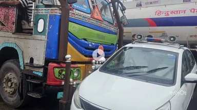 इंदौर: लसुड़िया: तेज रफ्तार ट्रक ने रेलवे एसपी की कार को मारी टक्कर, रेलवे एसपी बाल-बाल बचे