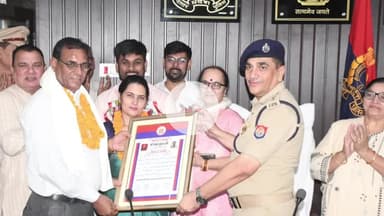 रामपुर: शुक्रवार को पुलिस लाइन सभागार में पुलिस अधीक्षक विद्यासागर मिश्र की मौजूदगी में सेवानिवृत्त पुलिस कर्मियों की विदाई हुई